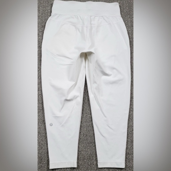 Lululemon Athletica White Jogger Crop Size 8 for Effortless Comfort - Picture 1 of 9